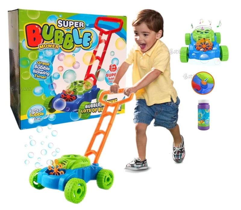 Fantastico tagliaerba con bolle di sapone per imitare il papà durante il