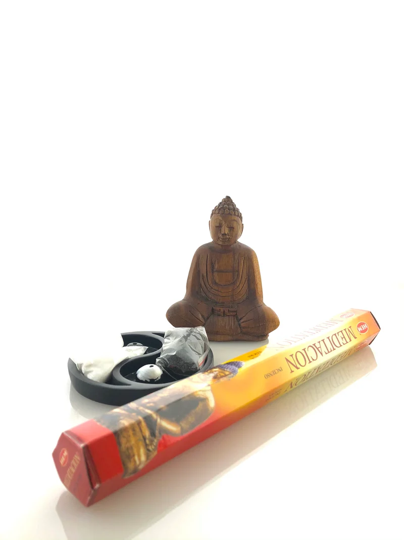 Set Giardino Zen a forma di Yin e Yang, Statua Orientale di Buddha e un incenso per la meditazione