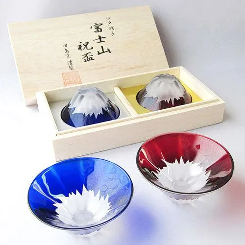 Sada párů gravírovaných sklenic Tajima Glass Edo v modré a červené barvě s motivem hory Fuji v dřevěné krabičce