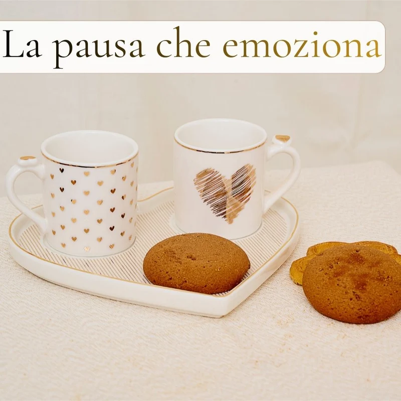 NAMAI - Set di 2 Tazzine Caffè con Vassoio a Forma di Cuore, 17,5x15,5x6h CM, New Bone China, Adatte in Lavastoviglie e Microonde, Regalo Coppia (Righe)